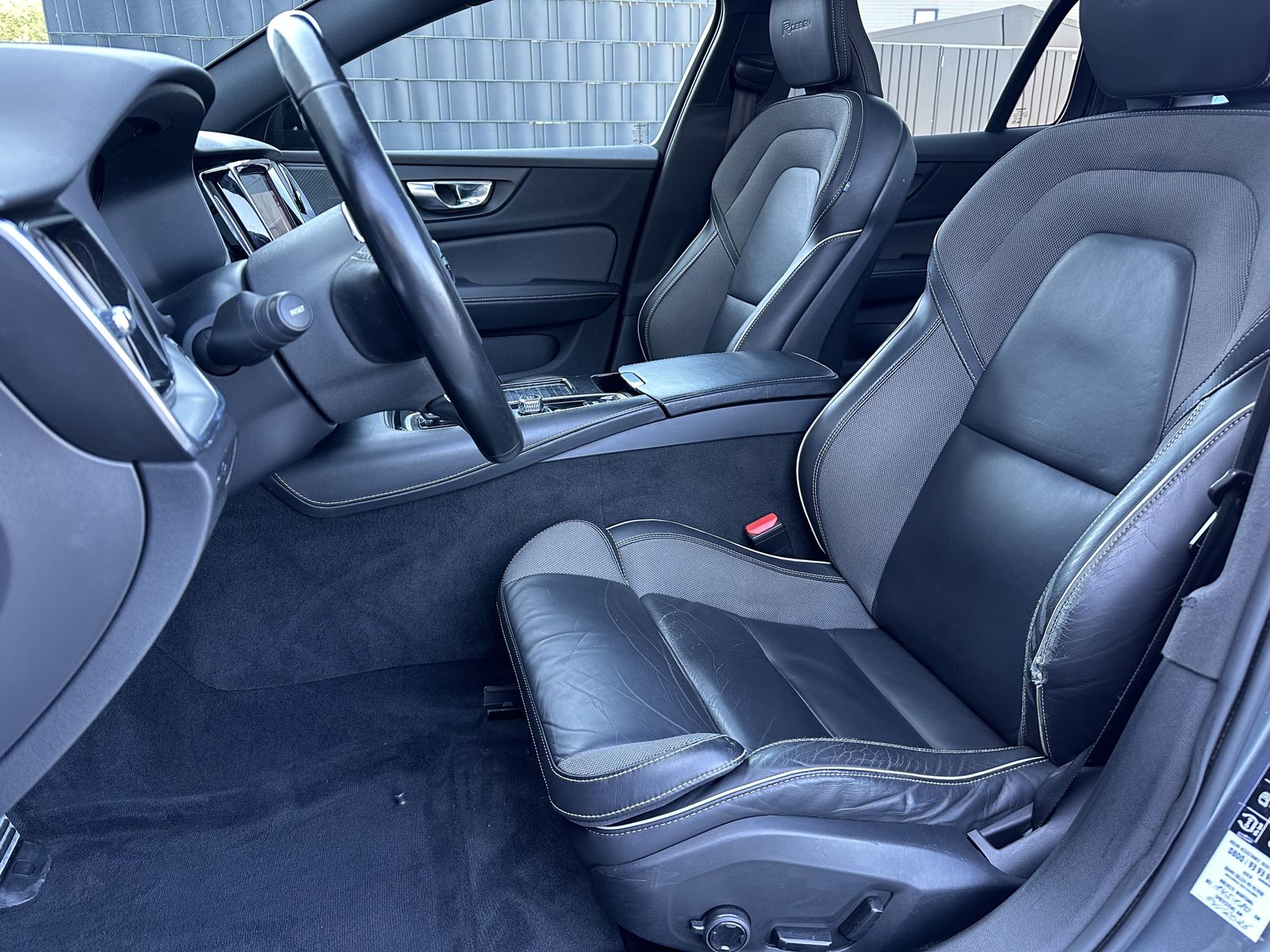 Fahrzeugabbildung Volvo V60 T8 AWD Twin Engine R-Design NAV+LED+AHK+360°