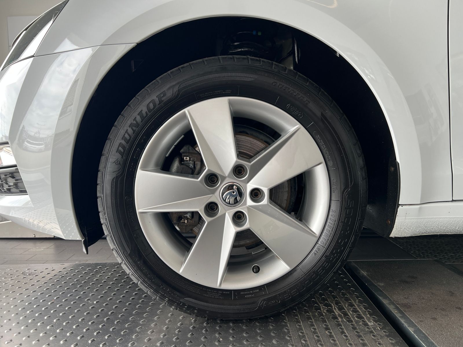 Fahrzeugabbildung SKODA Octavia III Combi Tour 2.0 TDI *AHK, Navi, 16''-
