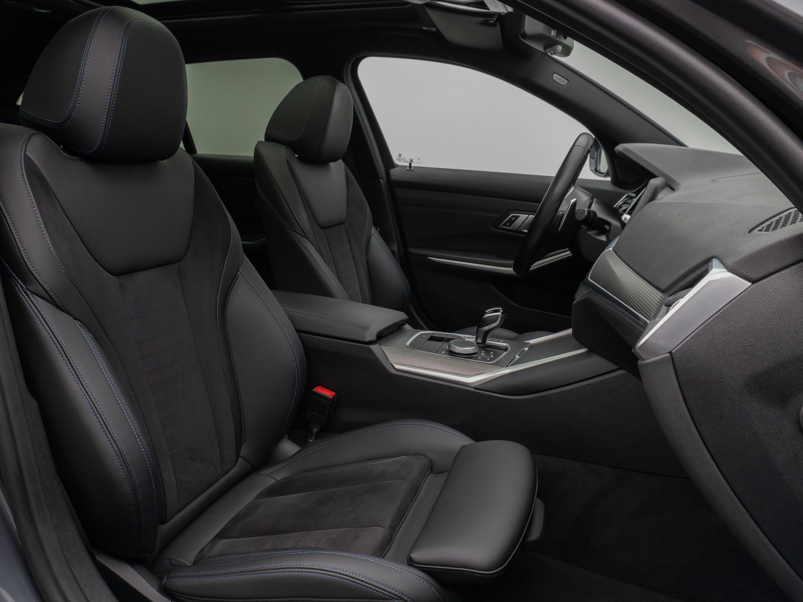 Fahrzeugabbildung BMW 330i M Sport Panorama Kamera DAB HiFi Komfort