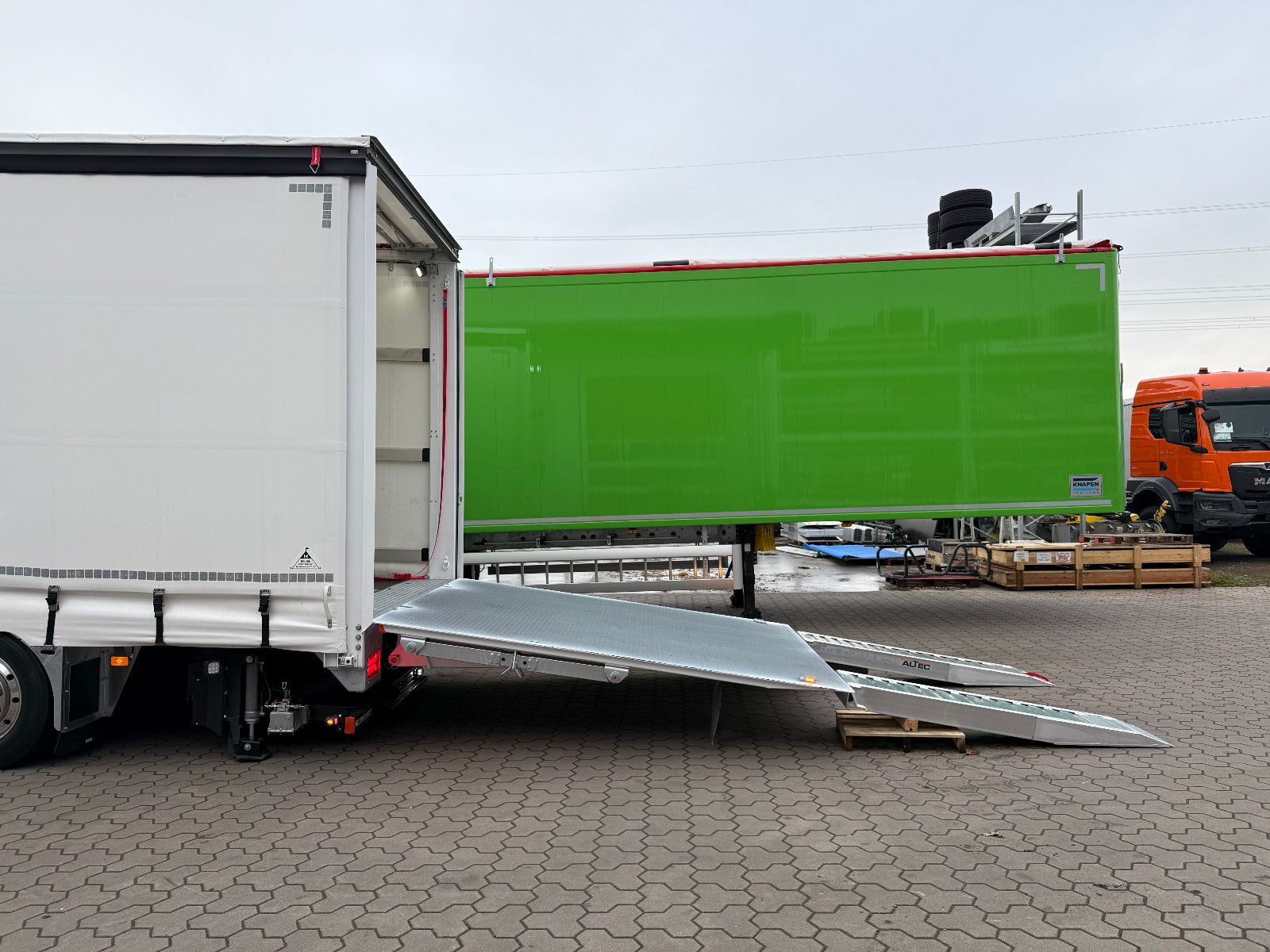 Fahrzeugabbildung Volvo FH 500 8x2 Arbeitsbühnen Transporter LBW 9t