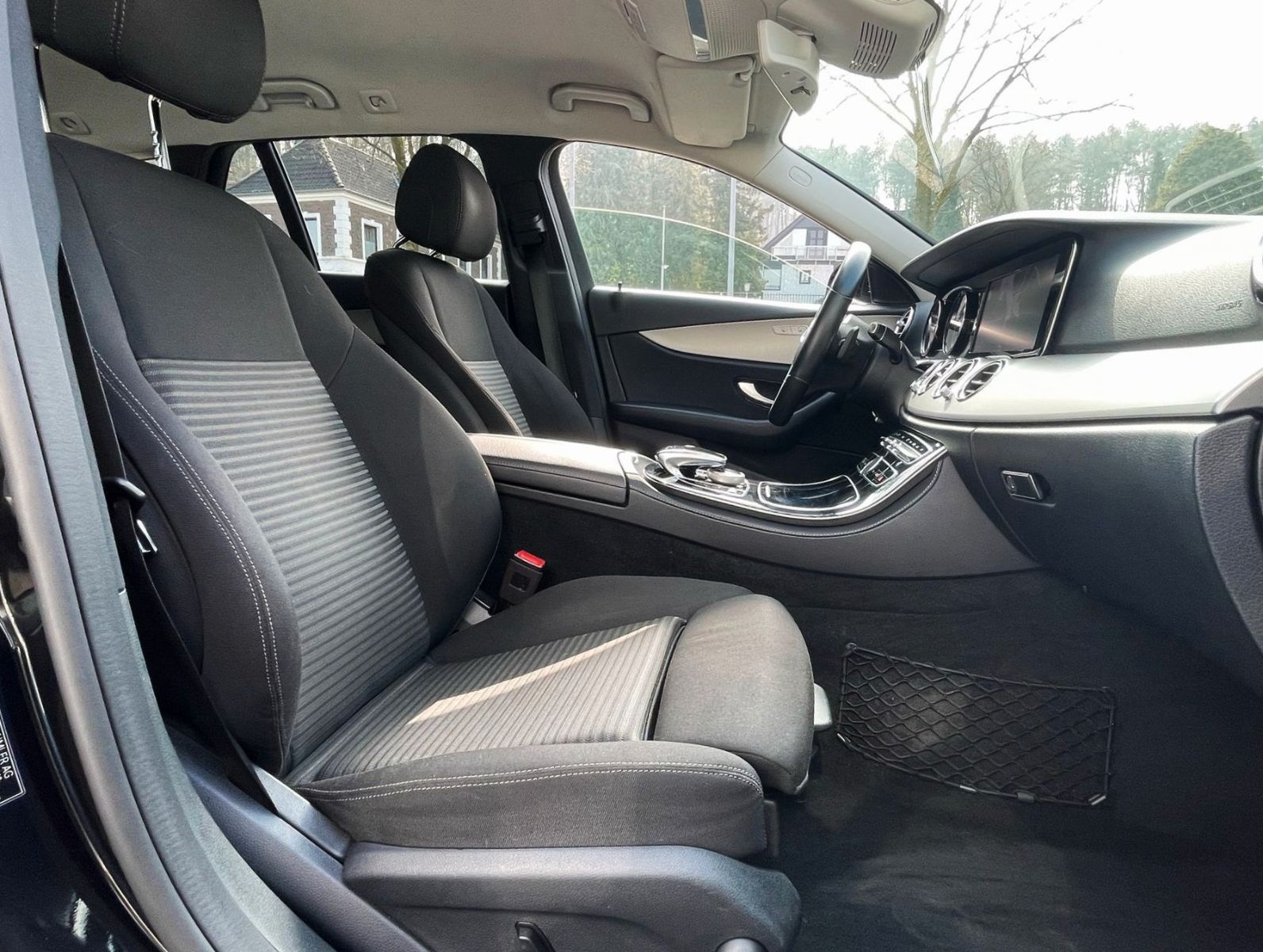 Fahrzeugabbildung Mercedes-Benz E 220T AUT. 4-MATIC NAVI CAM LED AHK 1.Hd