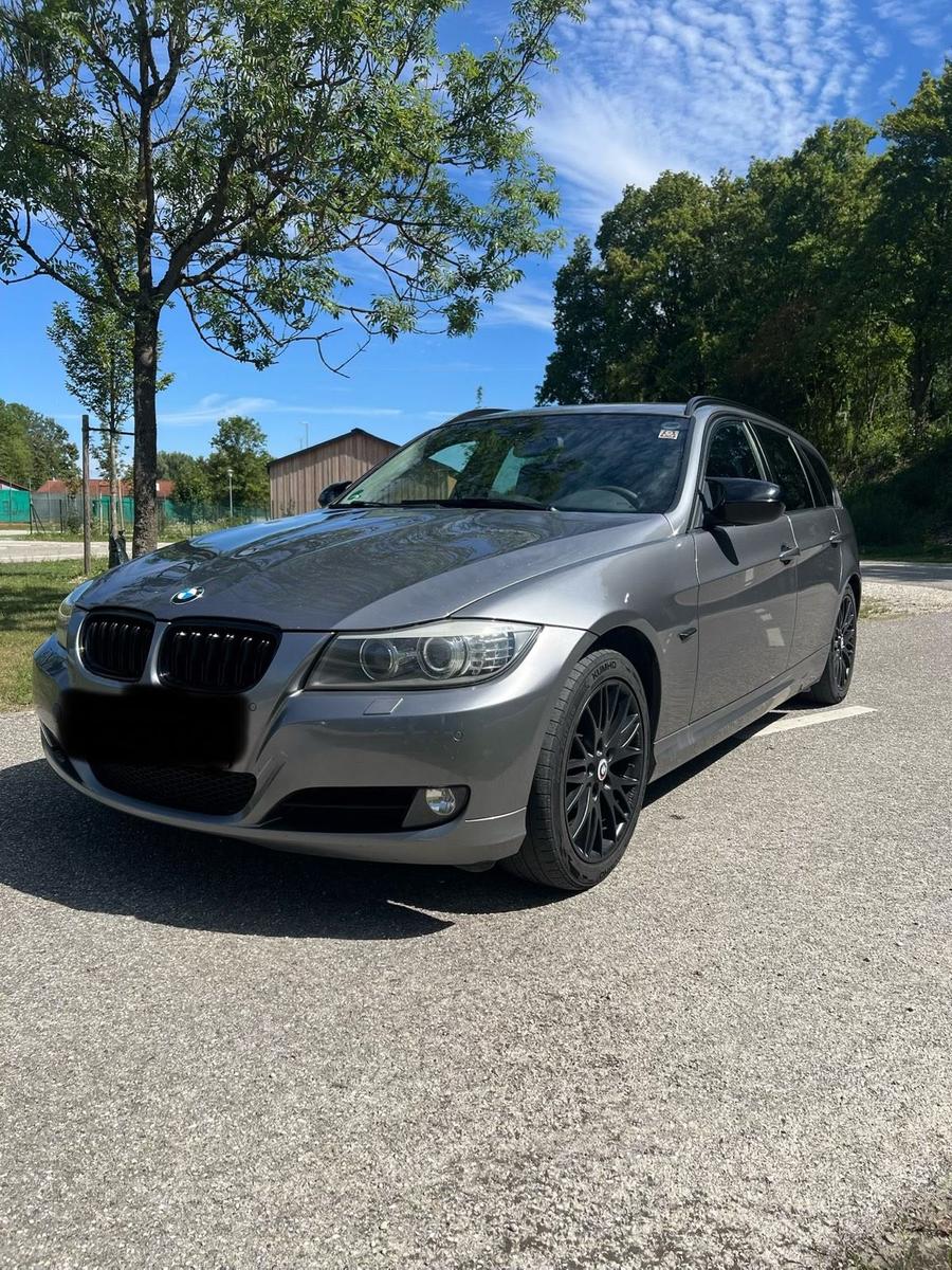 BMW 318 2012 — rear view