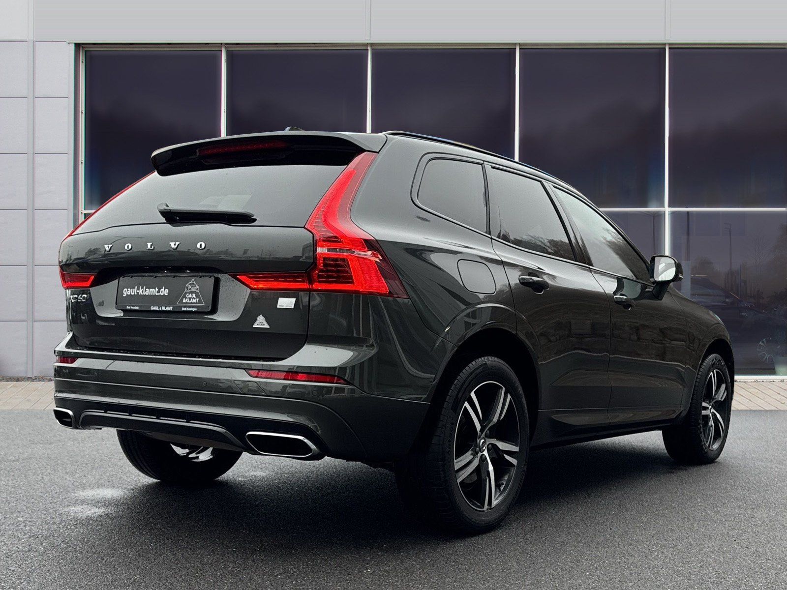 Fahrzeugabbildung Volvo XC60  R-Design Expression Recharge Plug-In Hybri