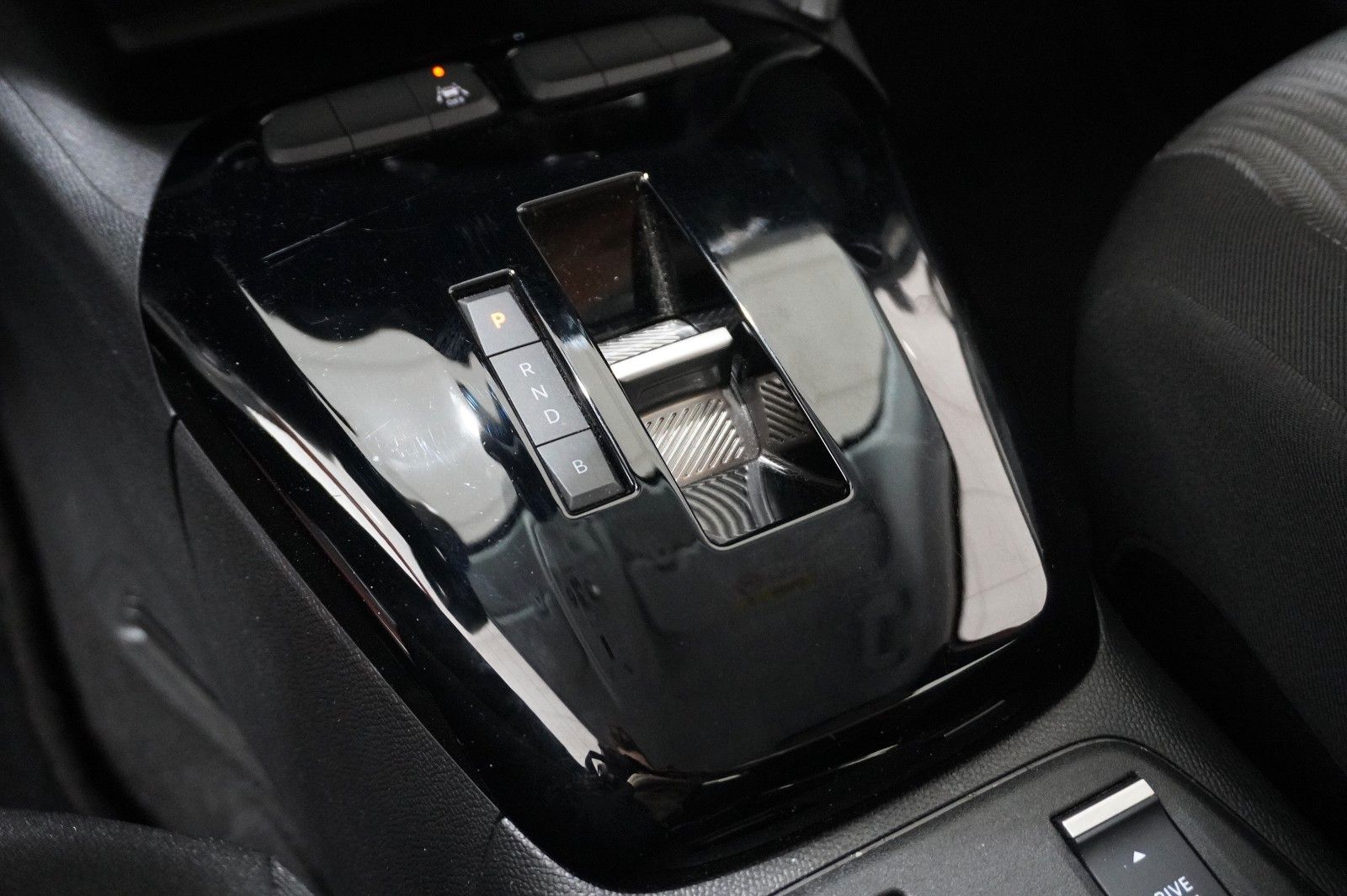 Fahrzeugabbildung Opel Corsa-e F EDITION 7KW NAVI/VIRT/TEMP/DAB/WÄRMEP.