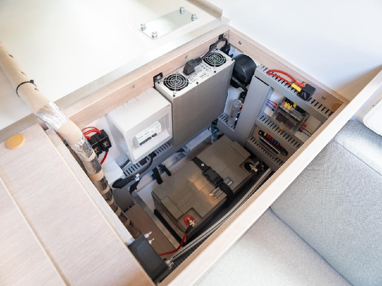 Fahrzeugabbildung Isuzu D-Max Space Cab 4WD LSE mit Dux Camper Wohnkabin