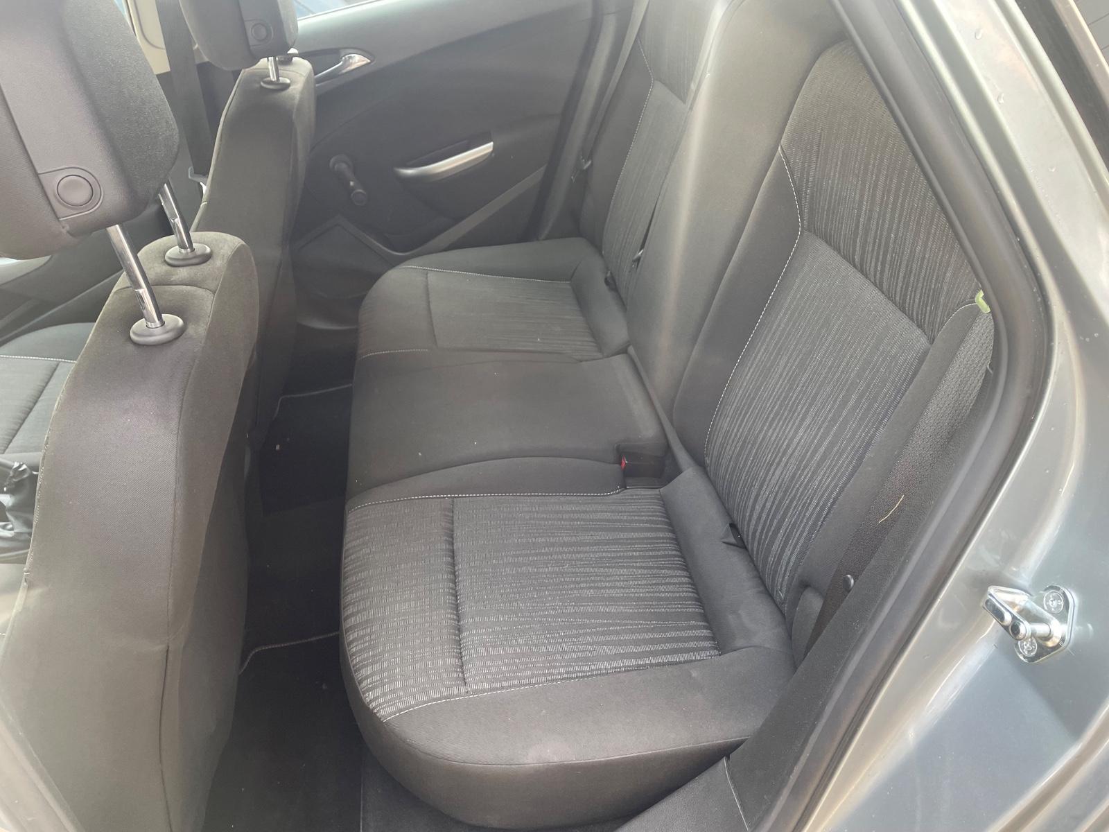 Opel Astra 2011 — photo 10