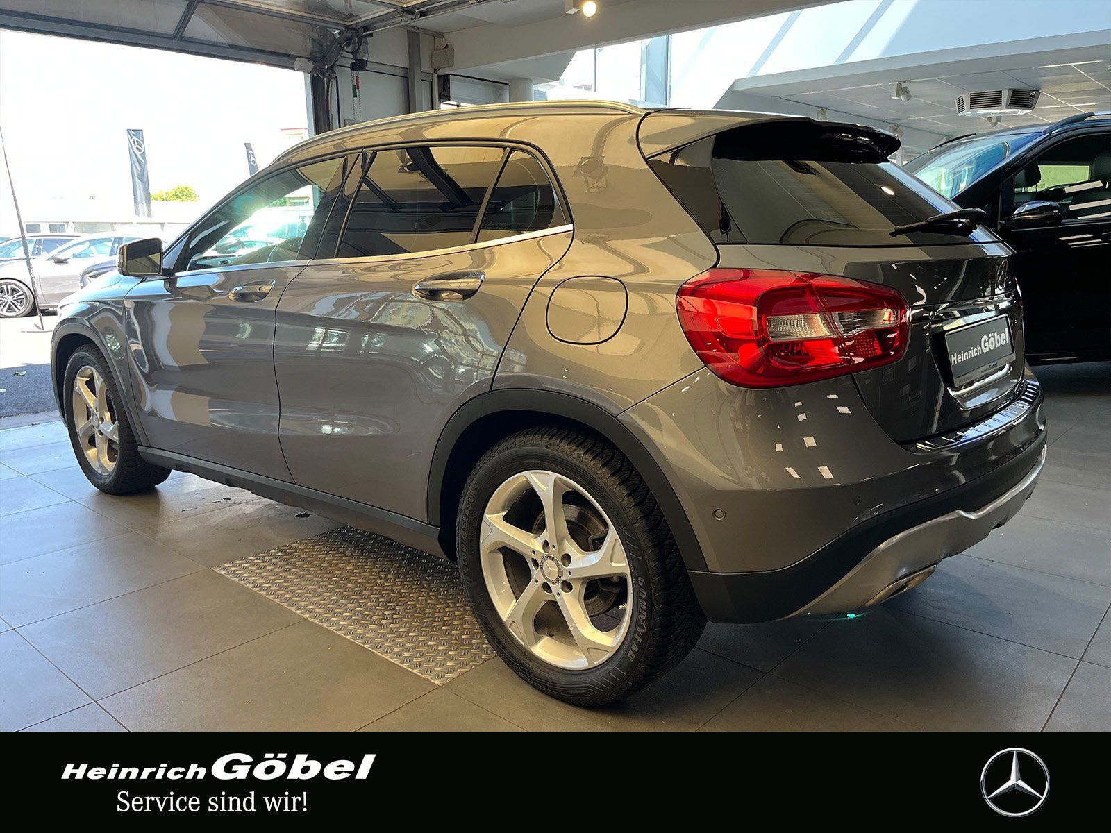 Fahrzeugabbildung Mercedes-Benz GLA 220 d URBAN+COMAND+PANO+KAMERA+TOTWINKEL+SMI