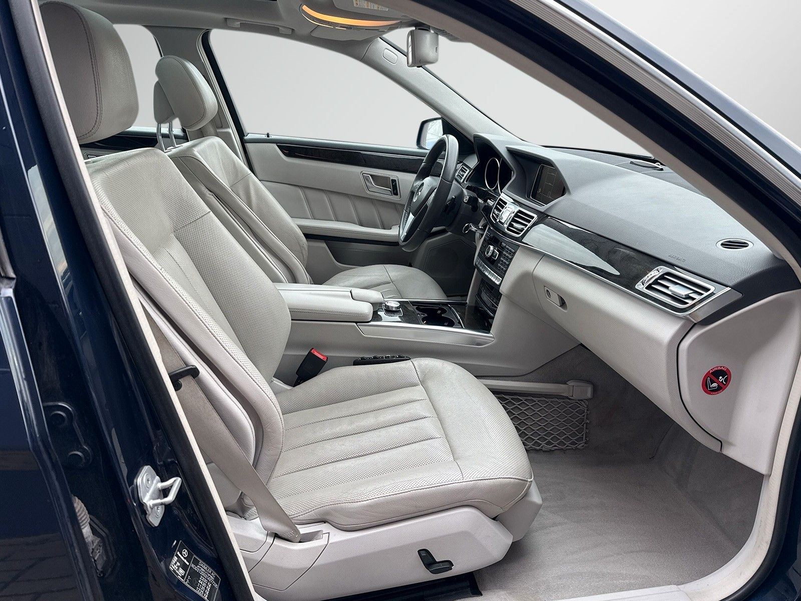 Fahrzeugabbildung Mercedes-Benz E 250 *Panorama*Kamera*Vollleder*LED*Ambiente