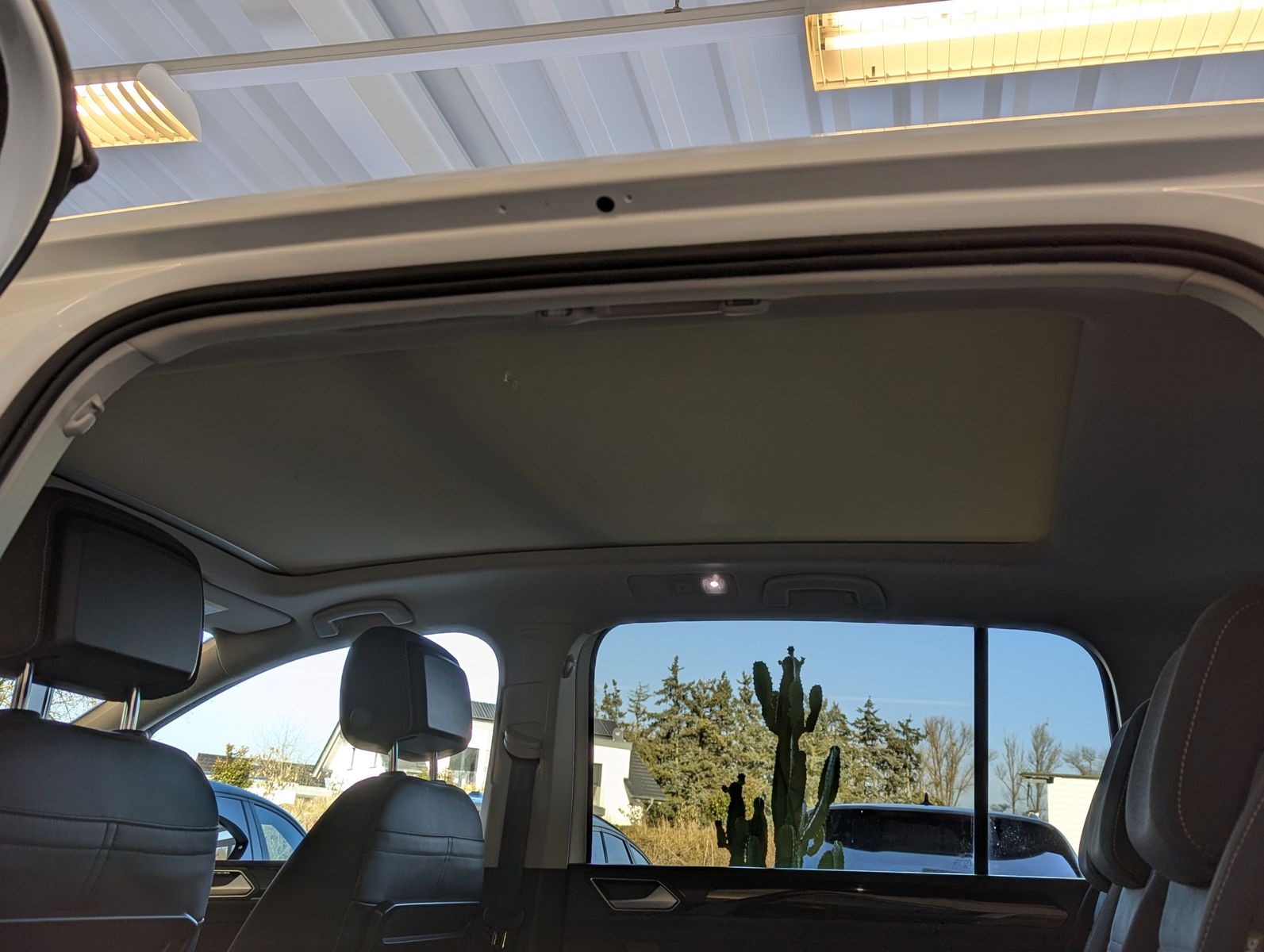 VW Touran 2.0 DSG R-Line High. Pano 7-Si IQ.Dri AHK - Image 15