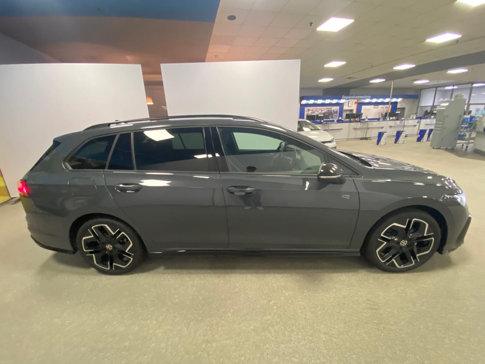 Fahrzeugabbildung Volkswagen Golf Variant1.5 eTSI R-Line Black Style+IQ.LIGHT
