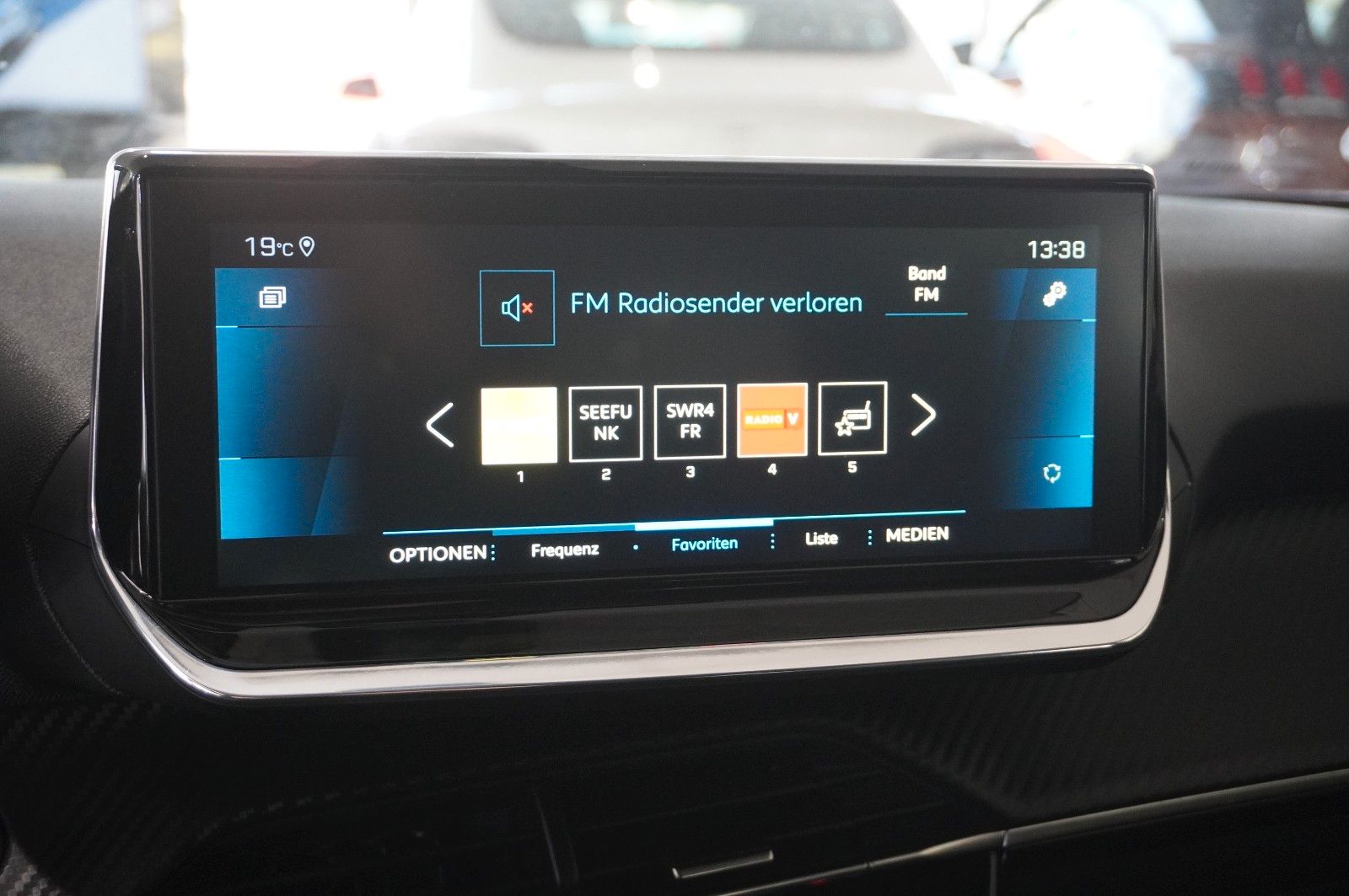 Fahrzeugabbildung Peugeot 2008 1.2T ALLURE PACK NAVI/LED/KAMERA/VIRT/3D