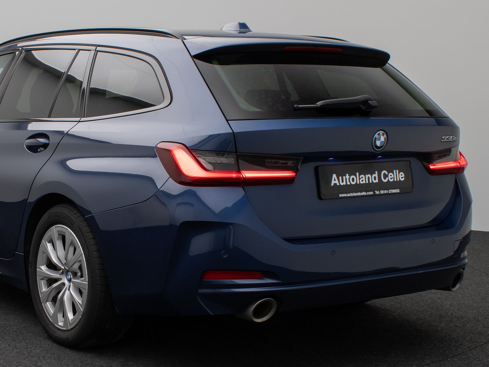 Fahrzeugabbildung BMW 330e HUD DAB HiFi CockPitPro PDC DrivingAssist