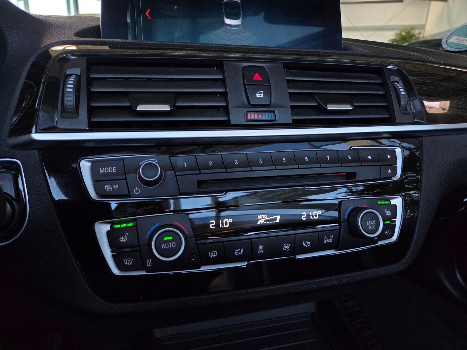 Fahrzeugabbildung BMW 220i Cabrio Luxury Line AHK LED NAV SHZ PDC ALU