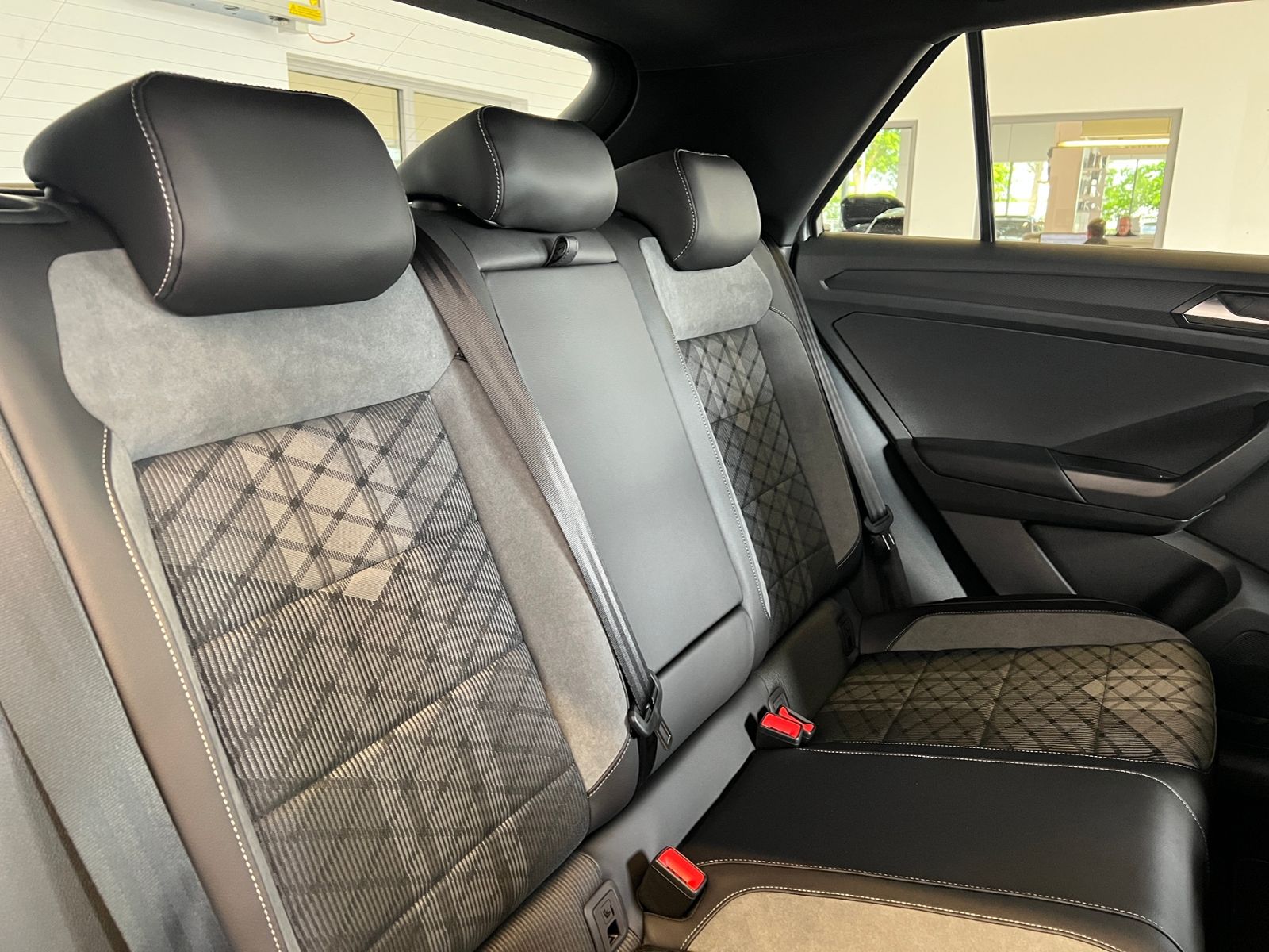 Fahrzeugabbildung Volkswagen T-Roc R-Line 1.5 TSI DSG *LED, Easy Open, 18"-LM