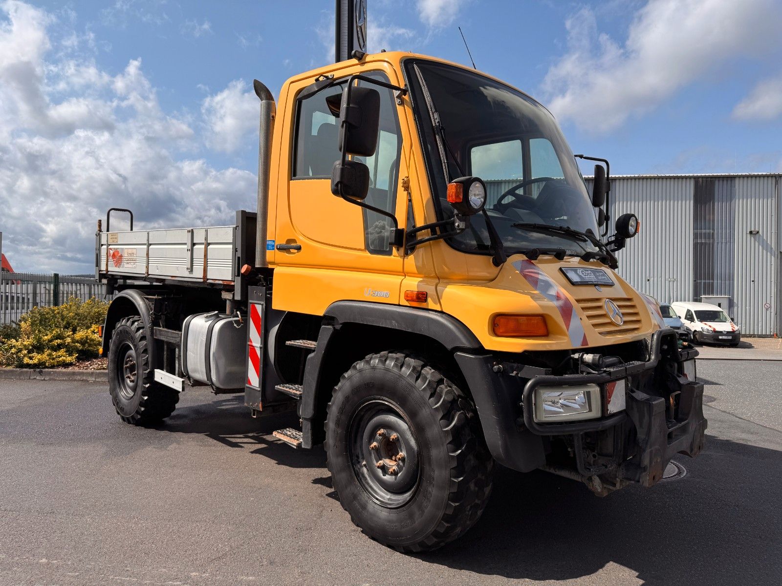 Fahrzeugabbildung Mercedes-Benz Unimog U300 4x4 Vario-Pilot
