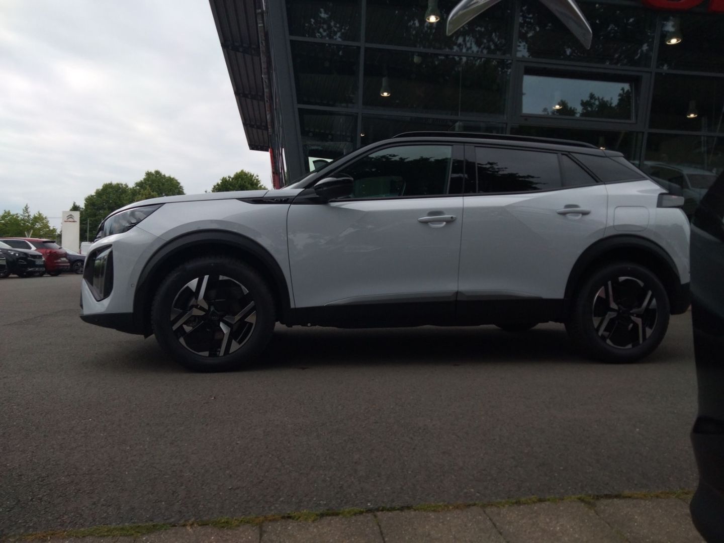 Fahrzeugabbildung Peugeot 2008 GT HYBRID 145 e-DSC6 El. Panodach Navi ACC