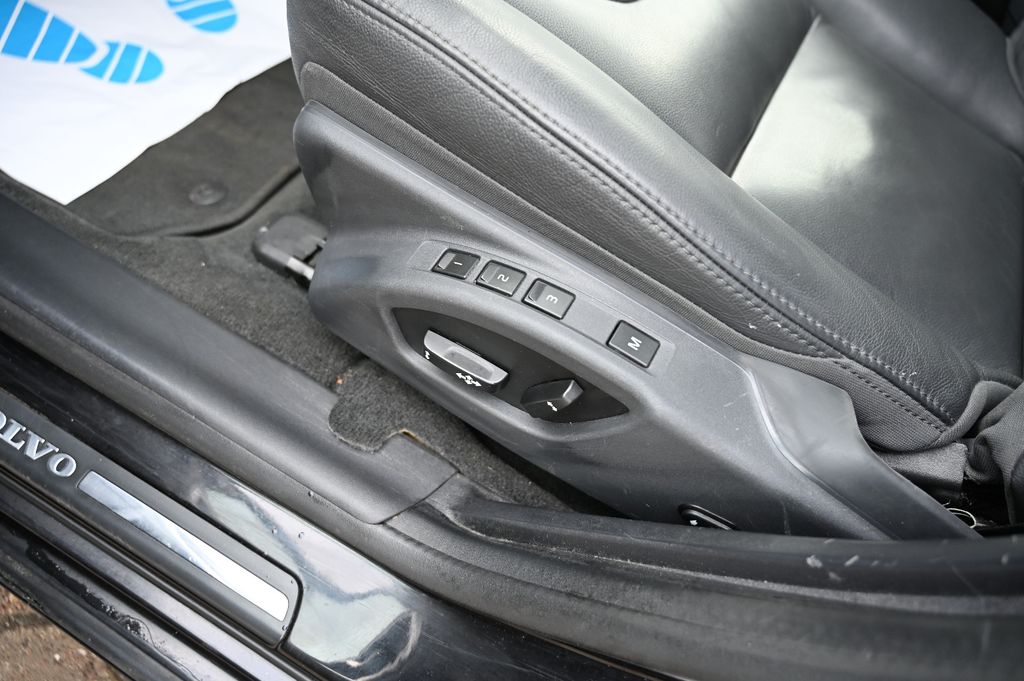 VOLVO V60 Kombi D4 Summum Leder Schiebedach Navi VOLL VOLVO V60 Kombi D4 Summum Leder Schiebedach Navi VOLL