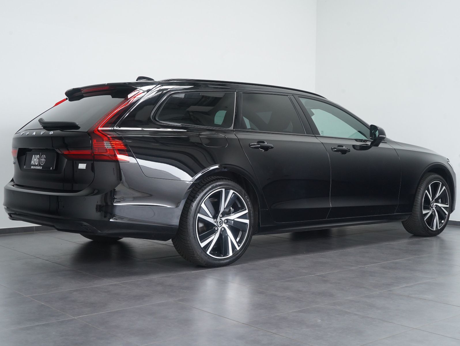 Fahrzeugabbildung Volvo V90 T6 AWD Recharge Plug-In Plus Dark