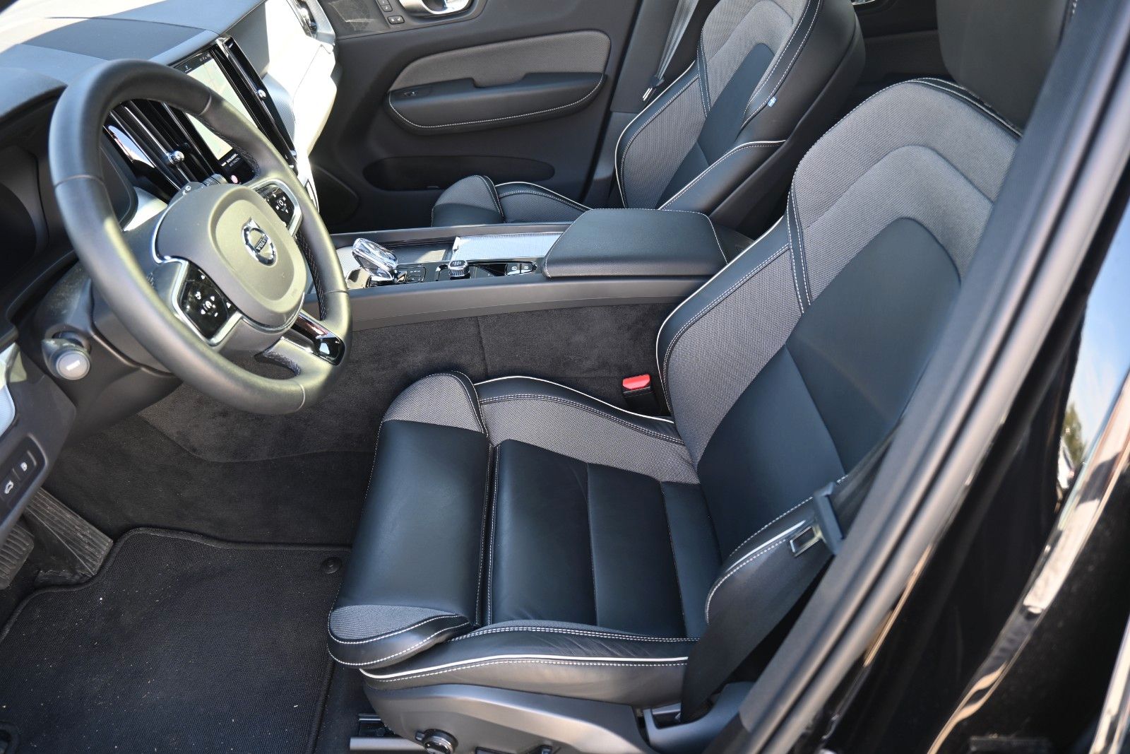 Fahrzeugabbildung Volvo XC60 T8 Plus Dark AWD*360°*FSHZG*AHK*PANO*