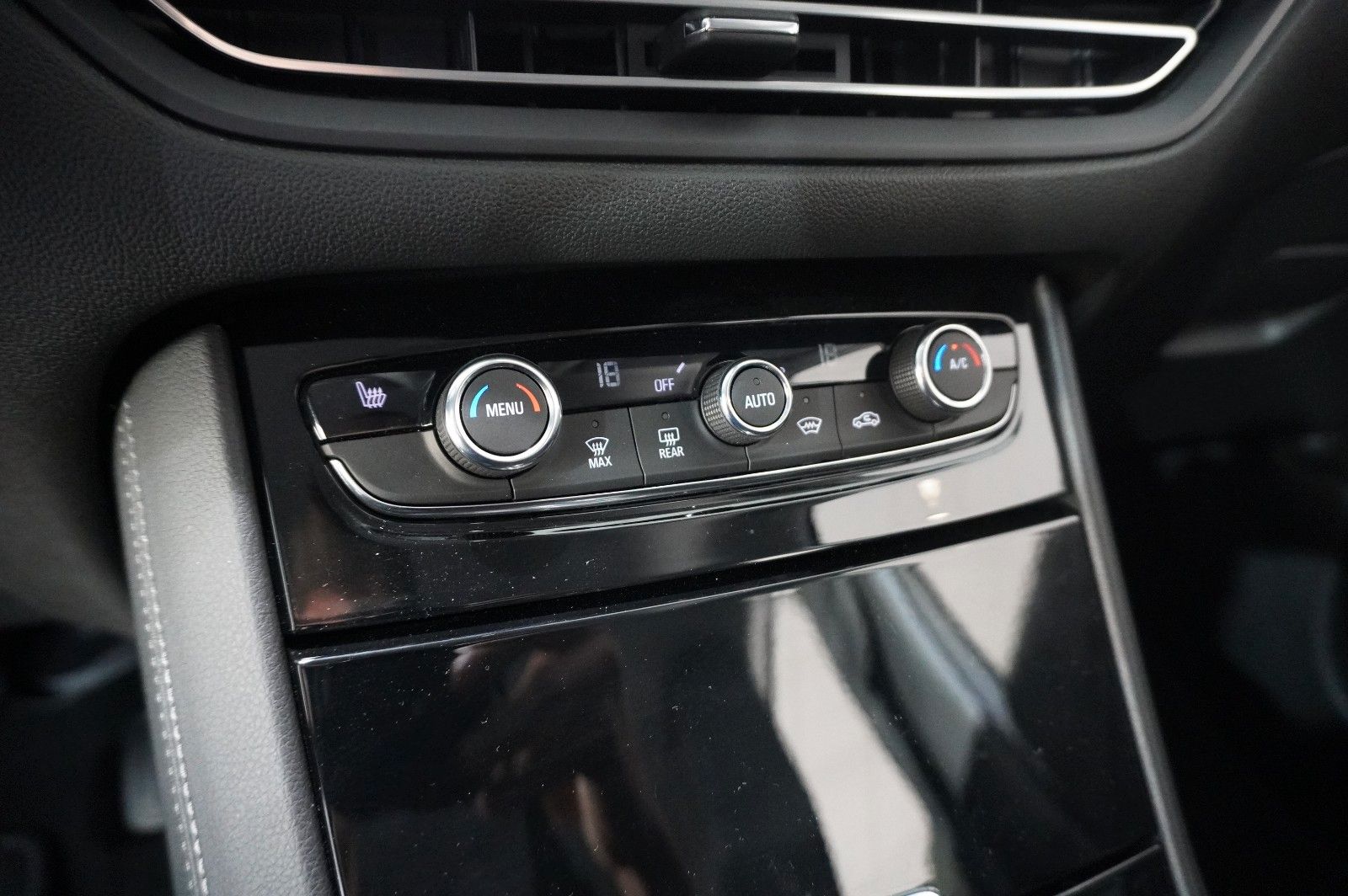 Fahrzeugabbildung Opel Grandland (X) ULTIMATE 4HYBRID NAVI/LED/SPORT/SH
