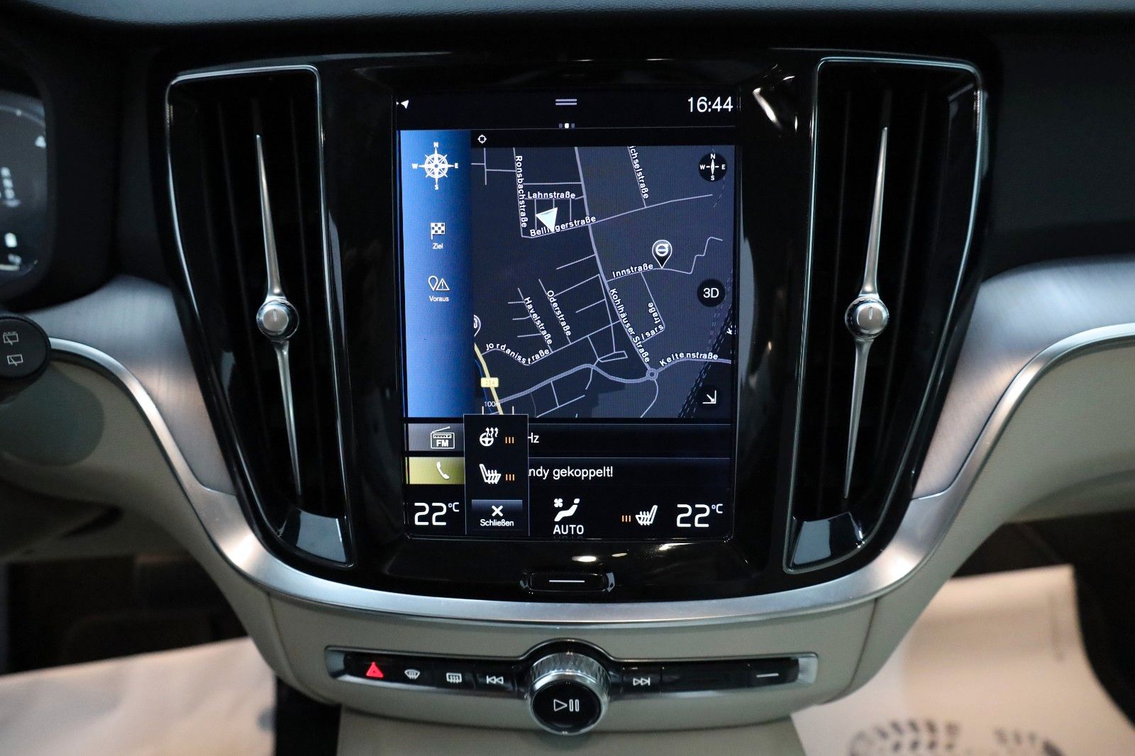 Fahrzeugabbildung Volvo V60 B4 D, Momentum Pro,Leder,Navi,SH,Kamera,ACC