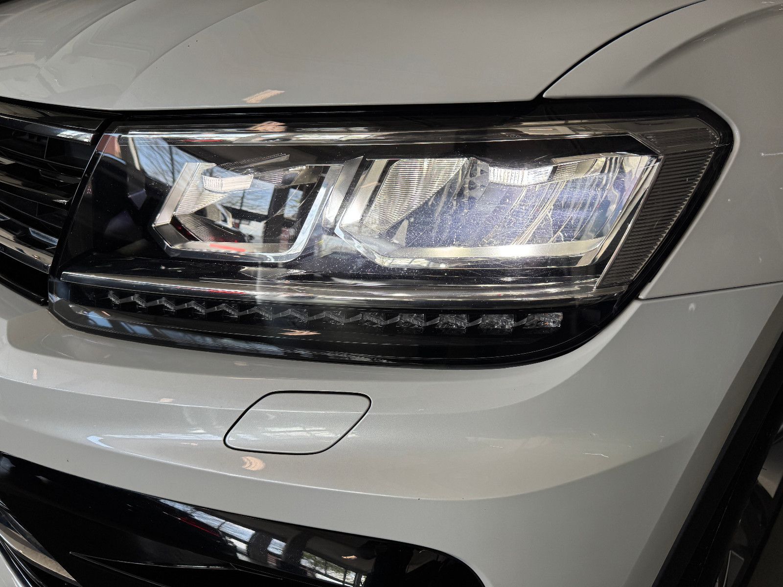 Fahrzeugabbildung Volkswagen Tiguan DSG 4MO 3X R-LINE PANO MEMORY BLACK STYLE