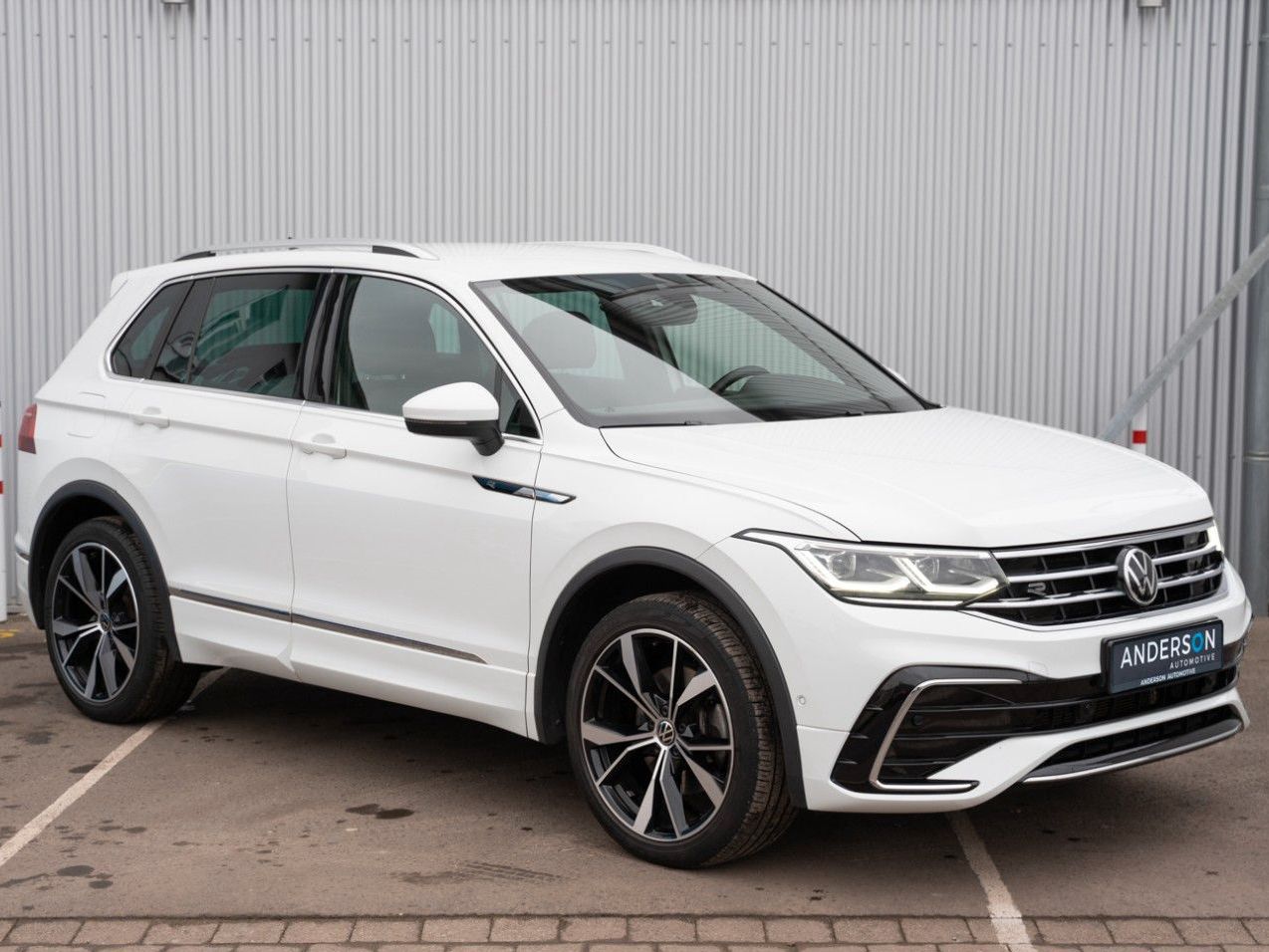 Fahrzeugabbildung Volkswagen TIGUAN 2.0 TDI R-LINE 4M MATRIX KAM DCC AHK