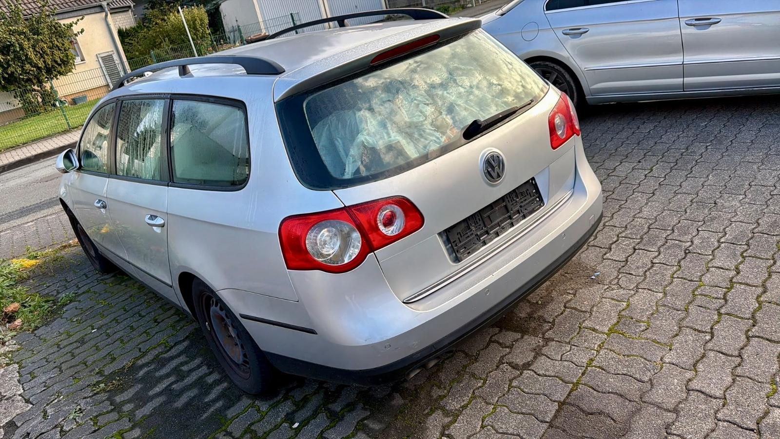 Volkswagen Passat 2005 — rear view