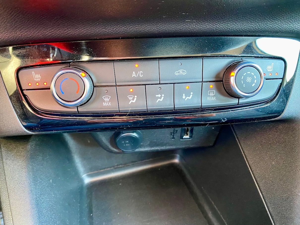 Fahrzeugabbildung Opel Corsa 1.2 Edition KLIMA SHZ GZJR NAVI CARPLAY