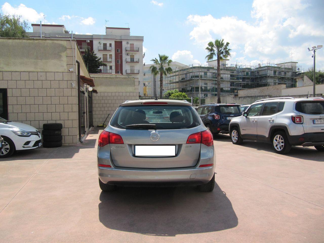 Opel Astra 2013 — салон