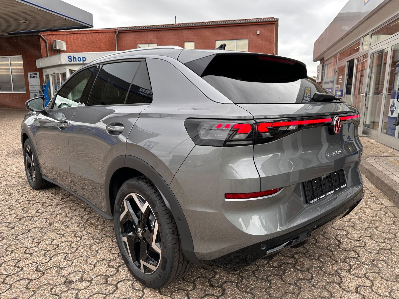 Fahrzeugabbildung Volkswagen T-Roc R Line 1.5 eTSI DSG APP/ACC/AHK/LED/eHeck