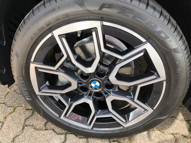 BMW Deutschland - Kann sich sehen lassen. Der BMW X1 mit optionaler X-Sign  Projektion. #TheX1 #X1 #BMW