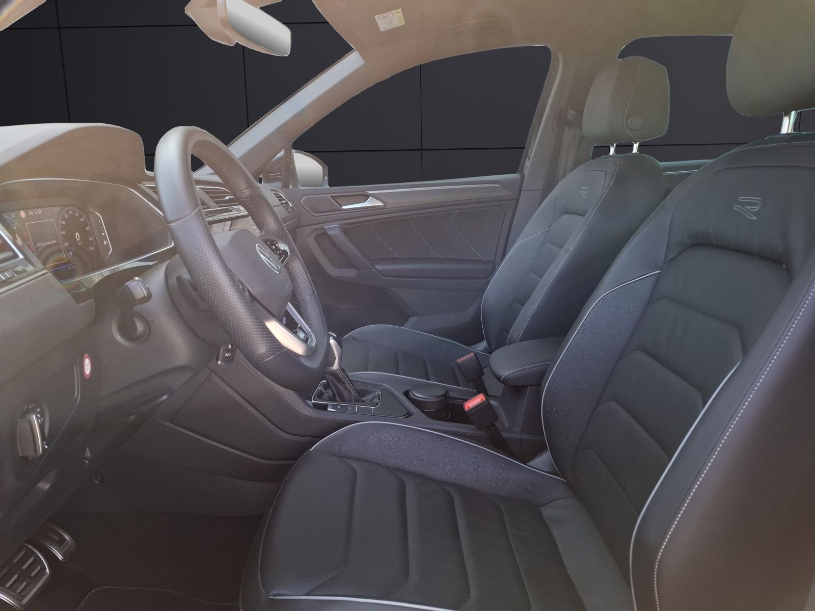 Fahrzeugabbildung Volkswagen Tiguan TDI R-Line DSG STH AHK LED AID ACC RFK 20