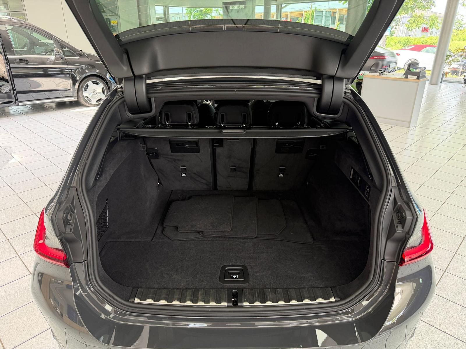 BMW M340i Touring xD*SHADOW*PANO*HUD*ACC*KEYL*360°