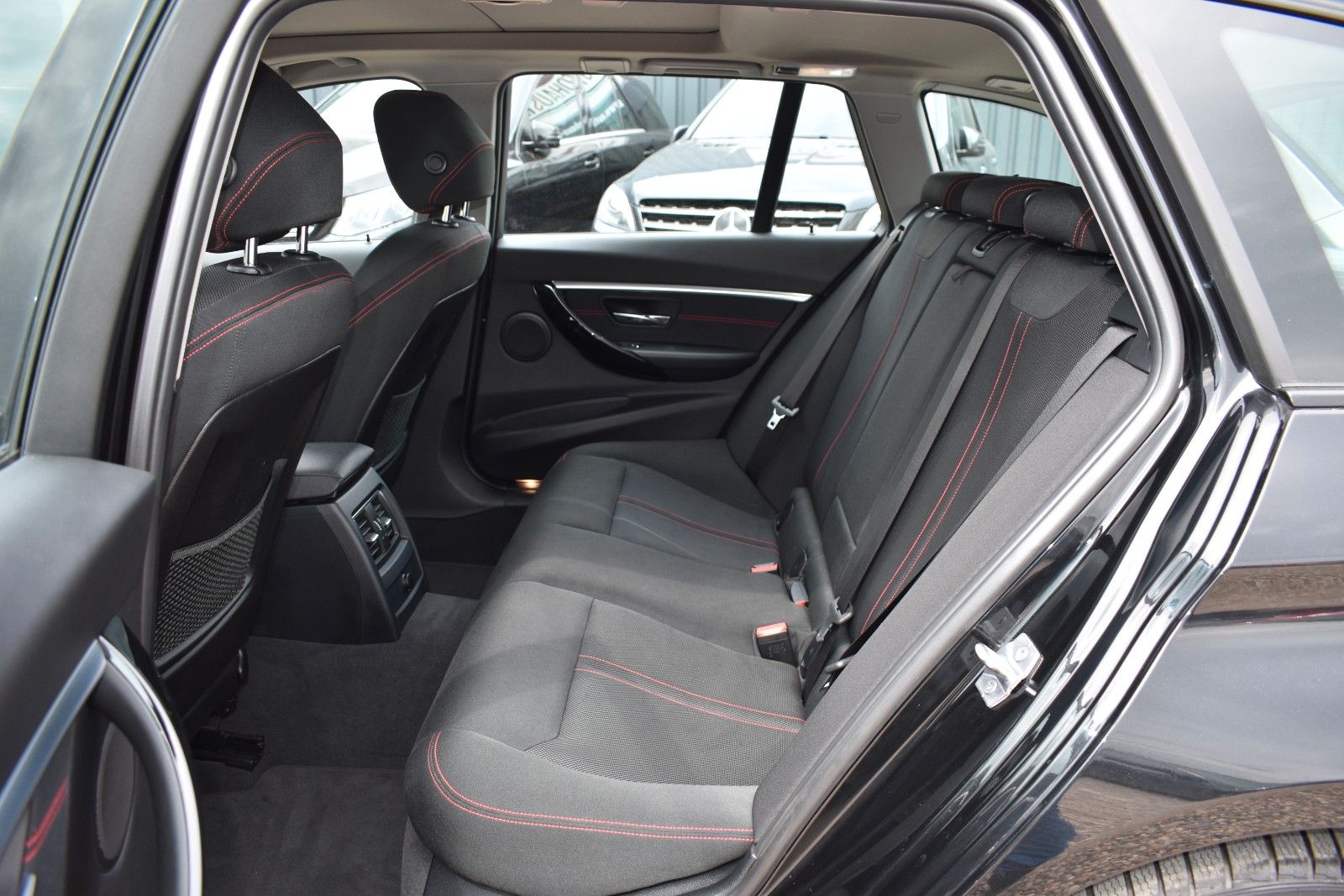 Fahrzeugabbildung BMW 320i Touring Sport Line Sportautom.AHK LED Pano