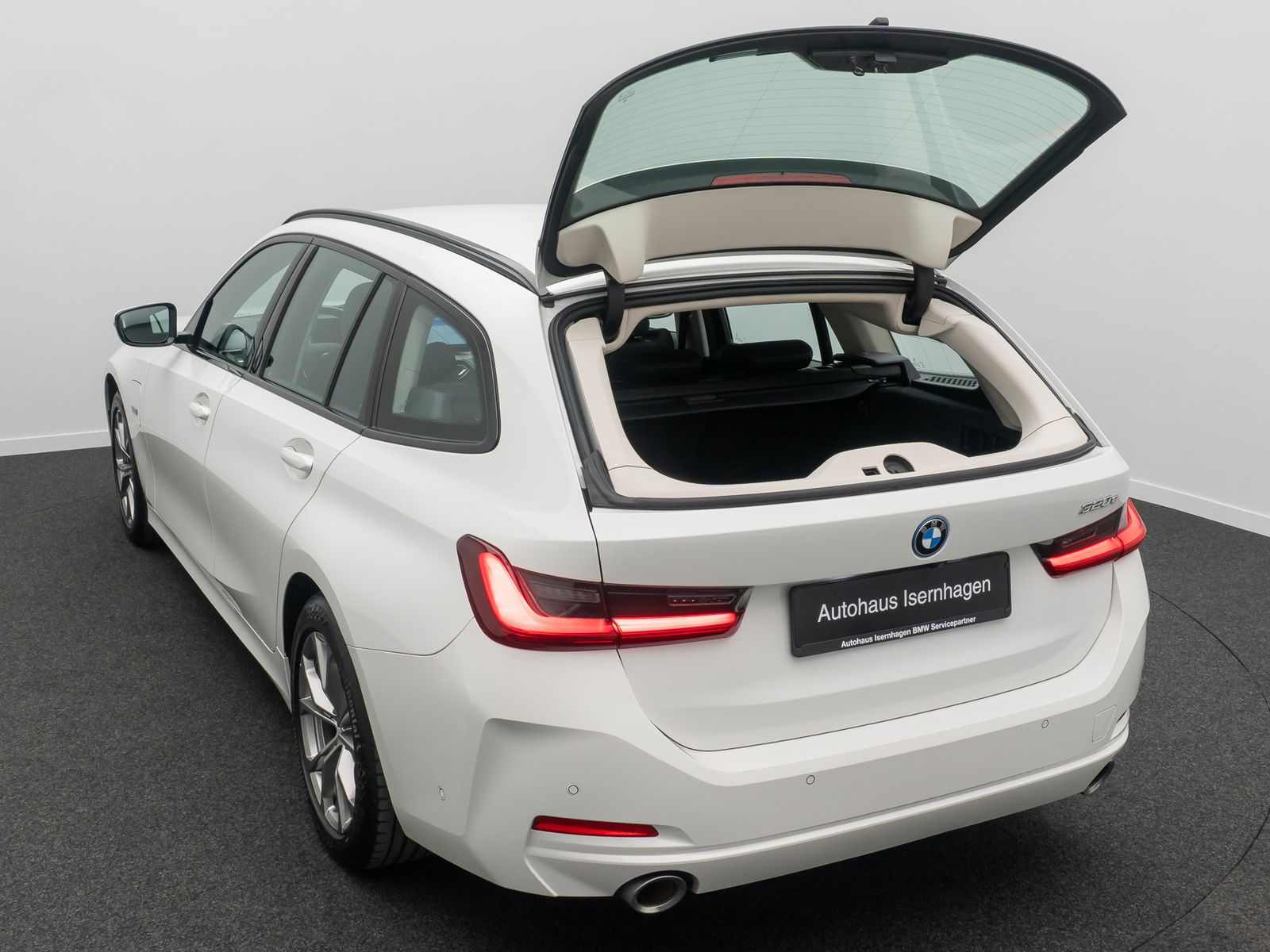 Fahrzeugabbildung BMW 320e Stop&Go AHK Kamera DAB Sportsitz DrivAssist