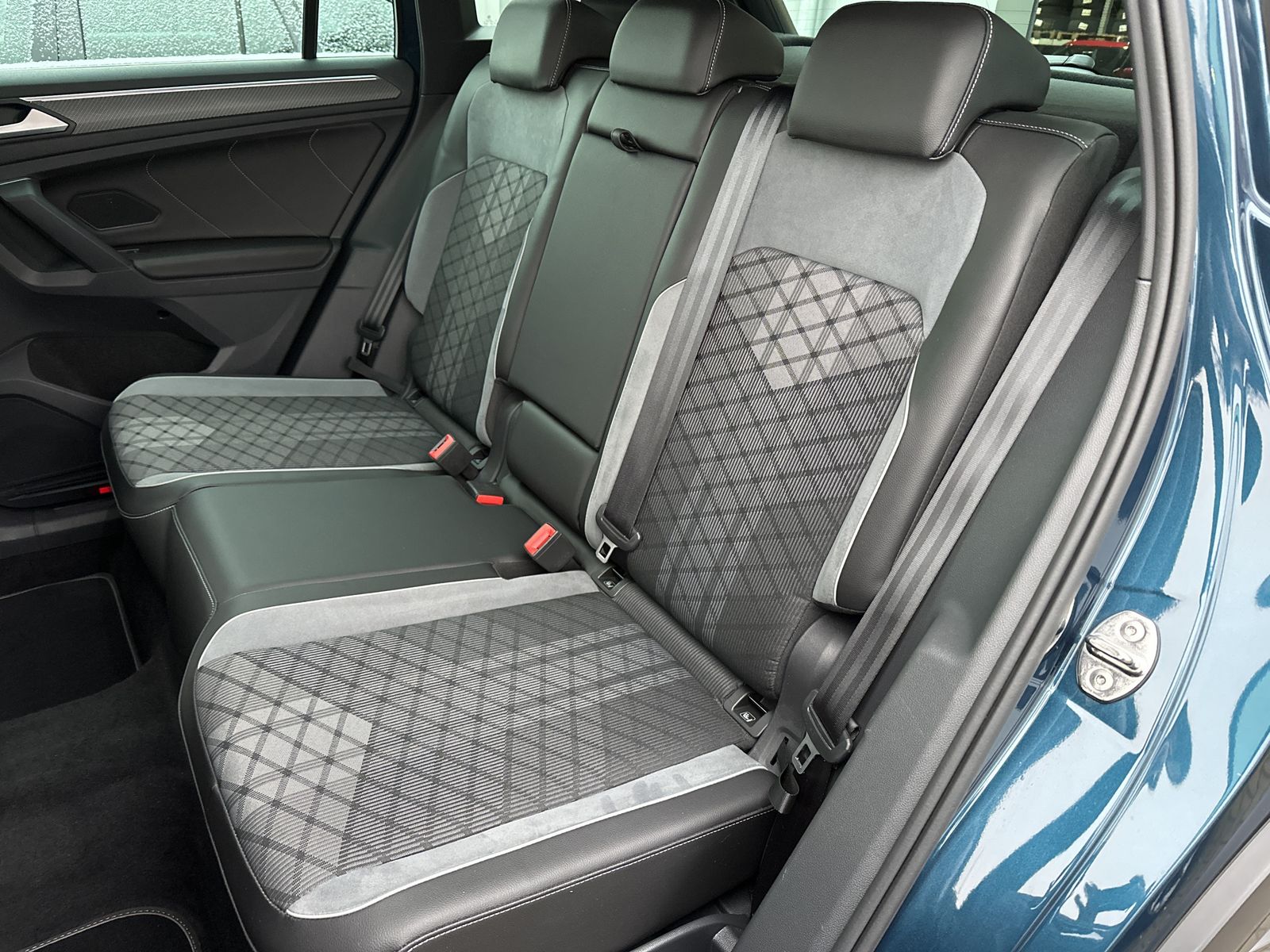 Fahrzeugabbildung Volkswagen Tiguan 2.0 TDI DSG R-Line NAV+LED+AHK+VCOCK+ACC