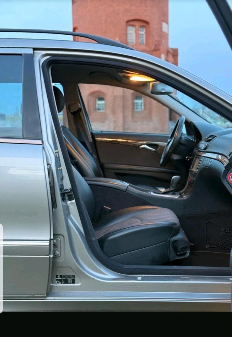 Mercedes-Benz E320 2004 — photo 13