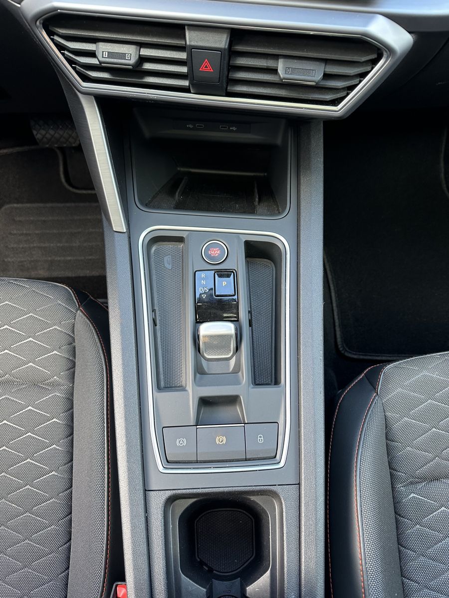 Fahrzeugabbildung SEAT Leon 2.0 TDI DSG FR NAV+LED+AHK+ACC+PANO+BEATS