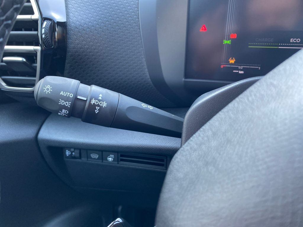 Fahrzeugabbildung Citroën C4 Hybrid 145 Automatik MAX *Winter- u. Techno-P