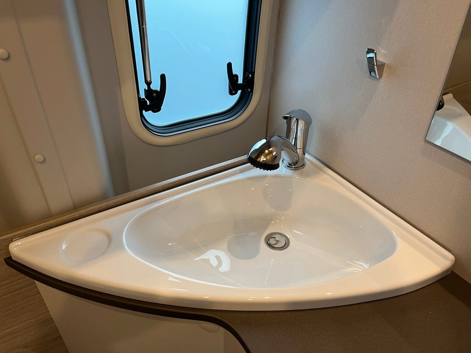Fahrzeugabbildung Bürstner Lineo C 590 *170PS*Autom.*Pakete*Abwasser behei.