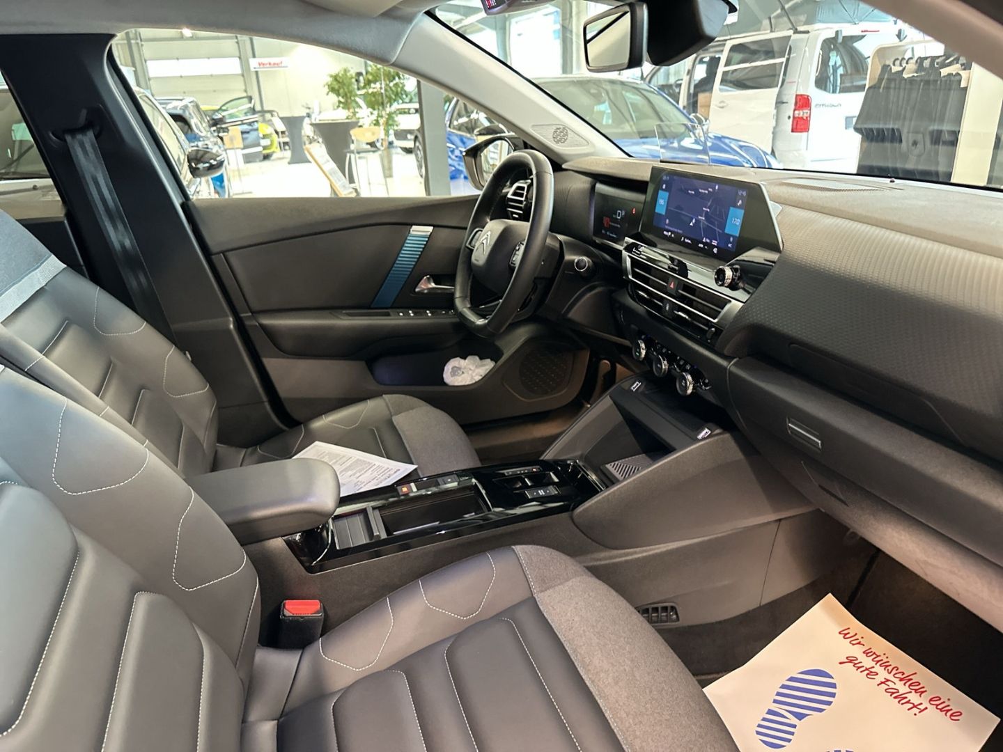 Fahrzeugabbildung Citroën C4 e- Shine 100 Navi 360 Kamera SHZ CarPlay DAB