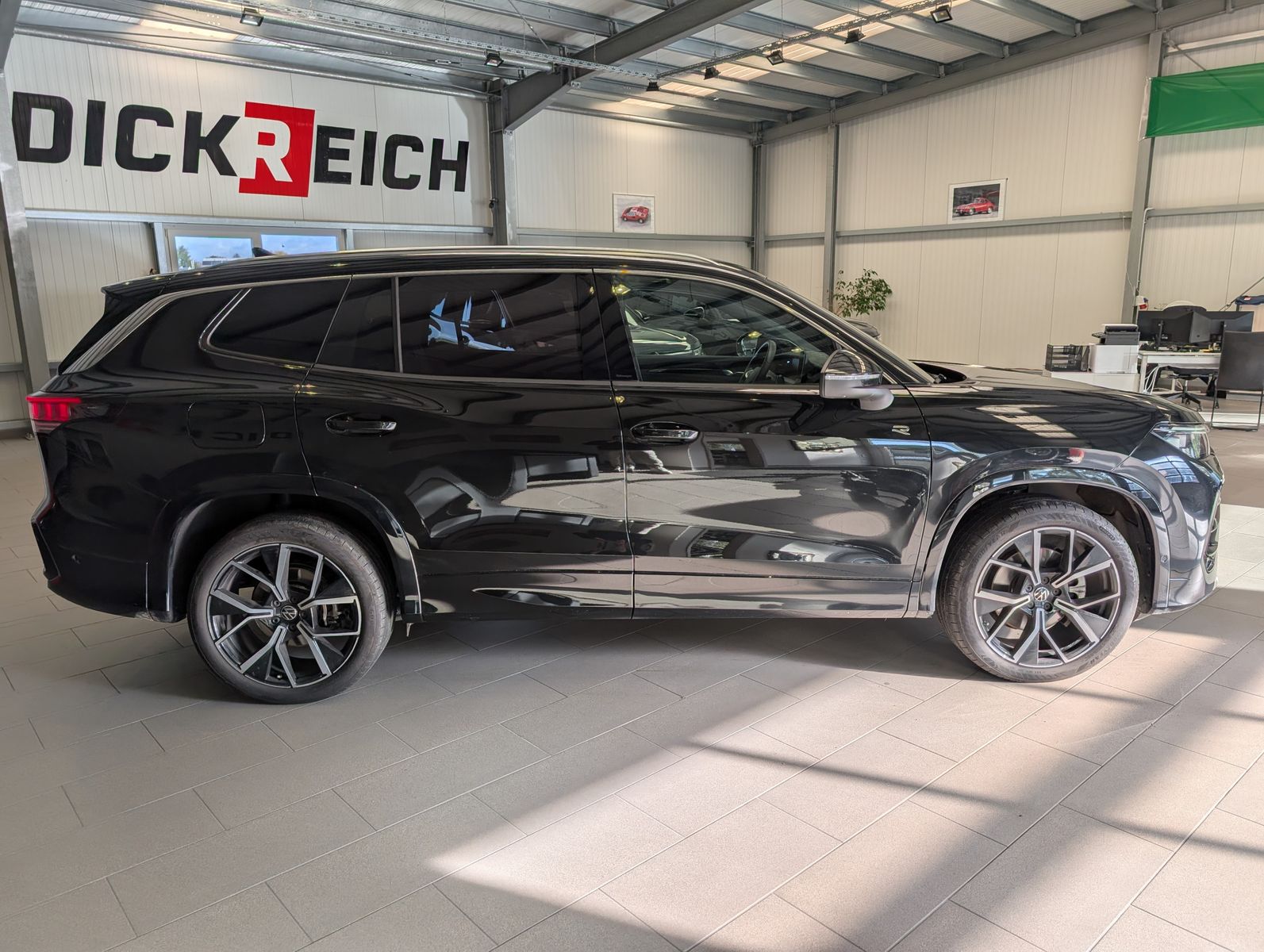 Fahrzeugabbildung Volkswagen Tayron 2.0 4M R-Line Launch Pano Matrix AHK 20"