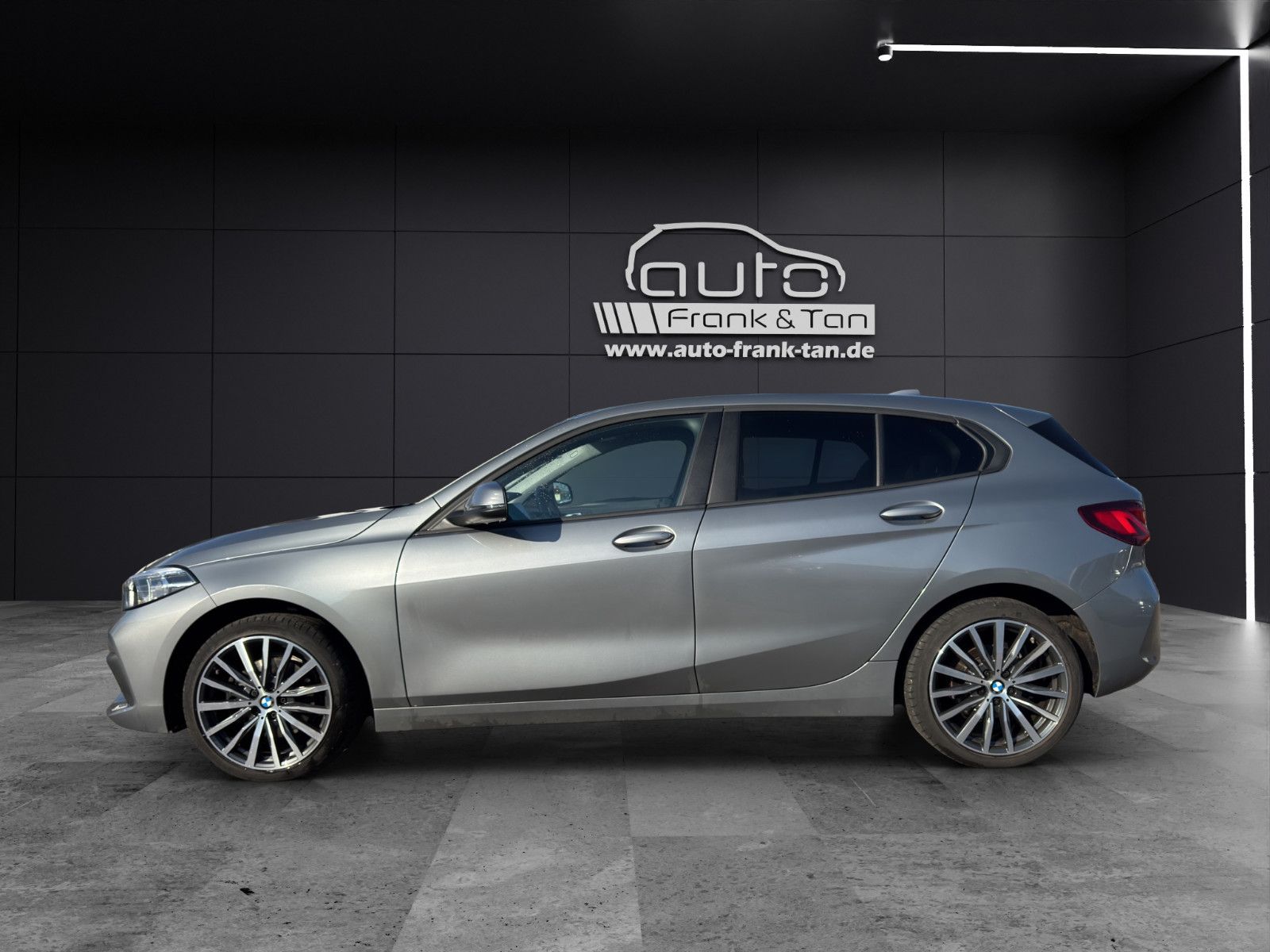 Fahrzeugabbildung BMW 118*LED*Apple*Navi*PDC*Fernlichtassistent*DAB*