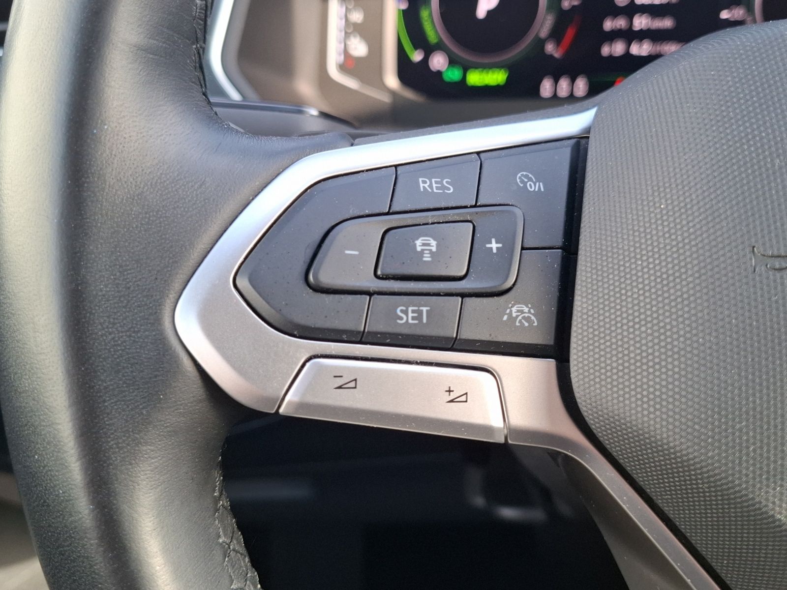 Fahrzeugabbildung Volkswagen Tiguan eHybrid Elegance DSG Matrix AHK Navi AID