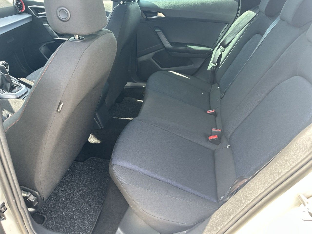 Fahrzeugabbildung SEAT Arona FR 1.0 TSI 110 PS 6-Gang-Kamera*1Hnd* - mit KI generiert/bearbeitet