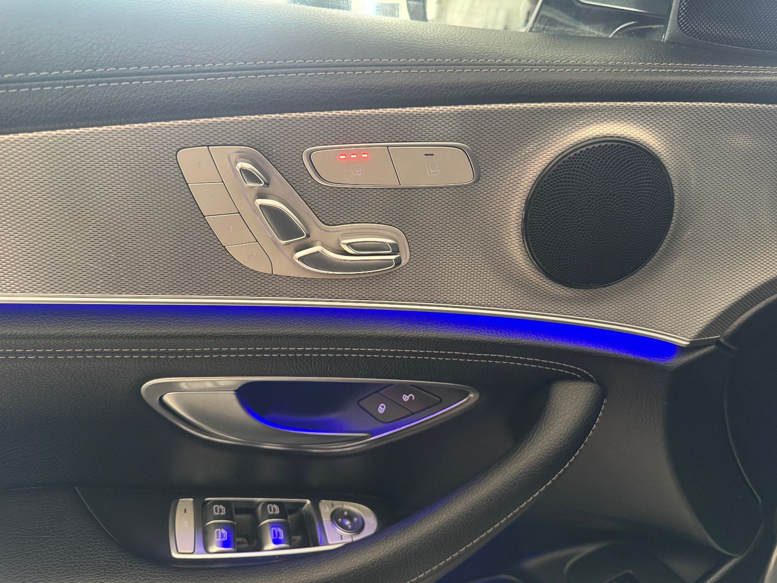 Fahrzeugabbildung Mercedes-Benz E 250 T 9GT 2X AMG LINE DISTRONIC MEMORY 20 ZOLL