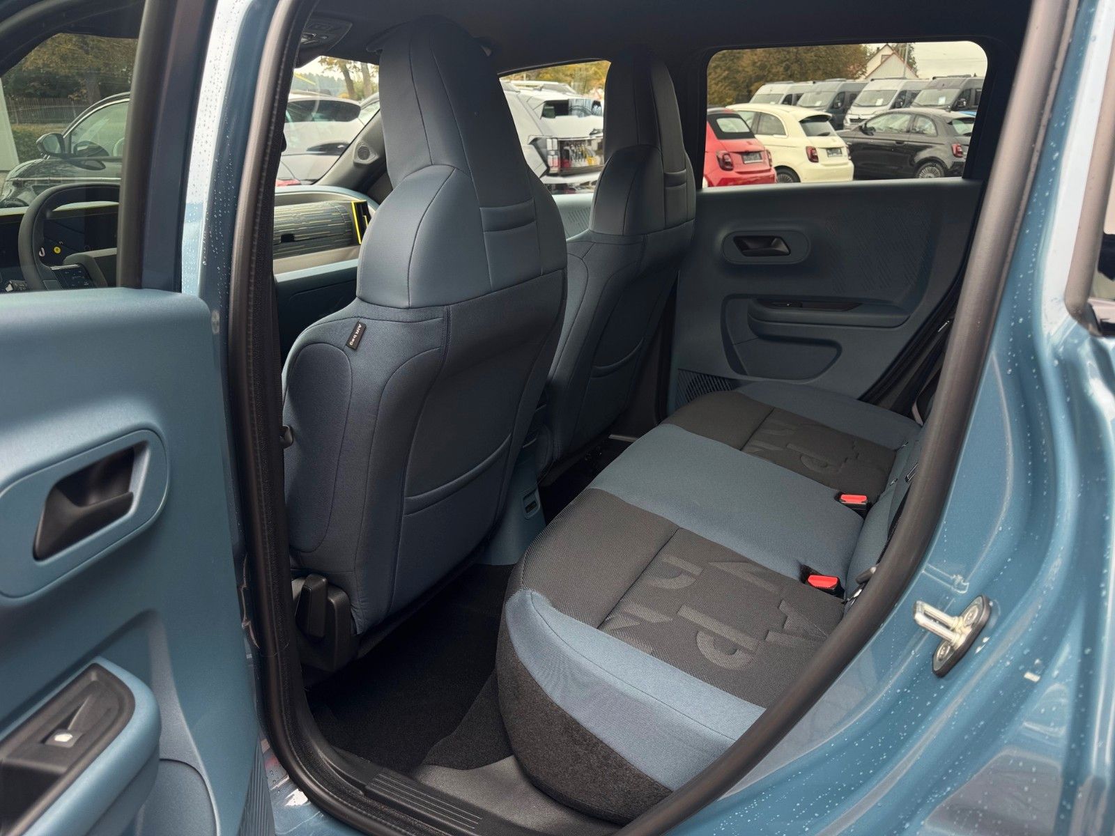 Fahrzeugabbildung Fiat Grande Panda 1.2 Hybrid eDCT Icon Navi Sitzhzg.