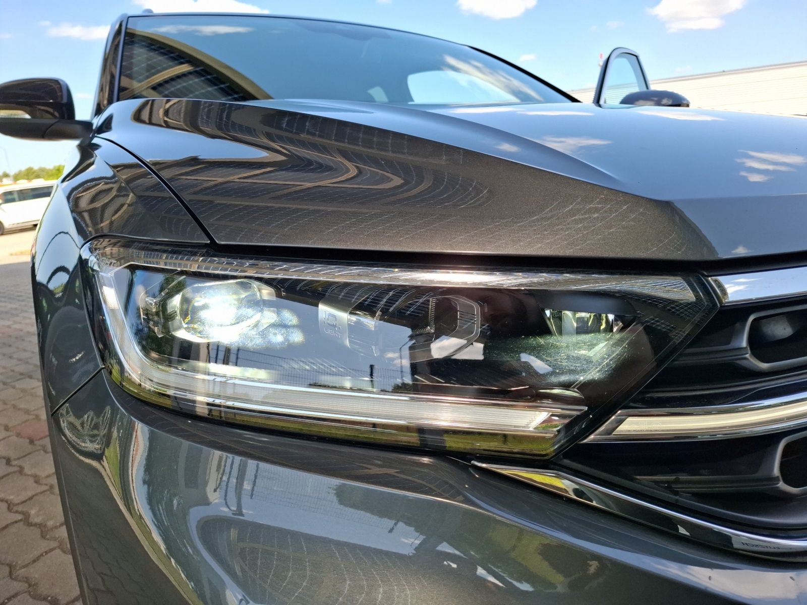 Fahrzeugabbildung Volkswagen T-Roc TSI R-Line DSG 4M Matrix Navi AID ACC Park