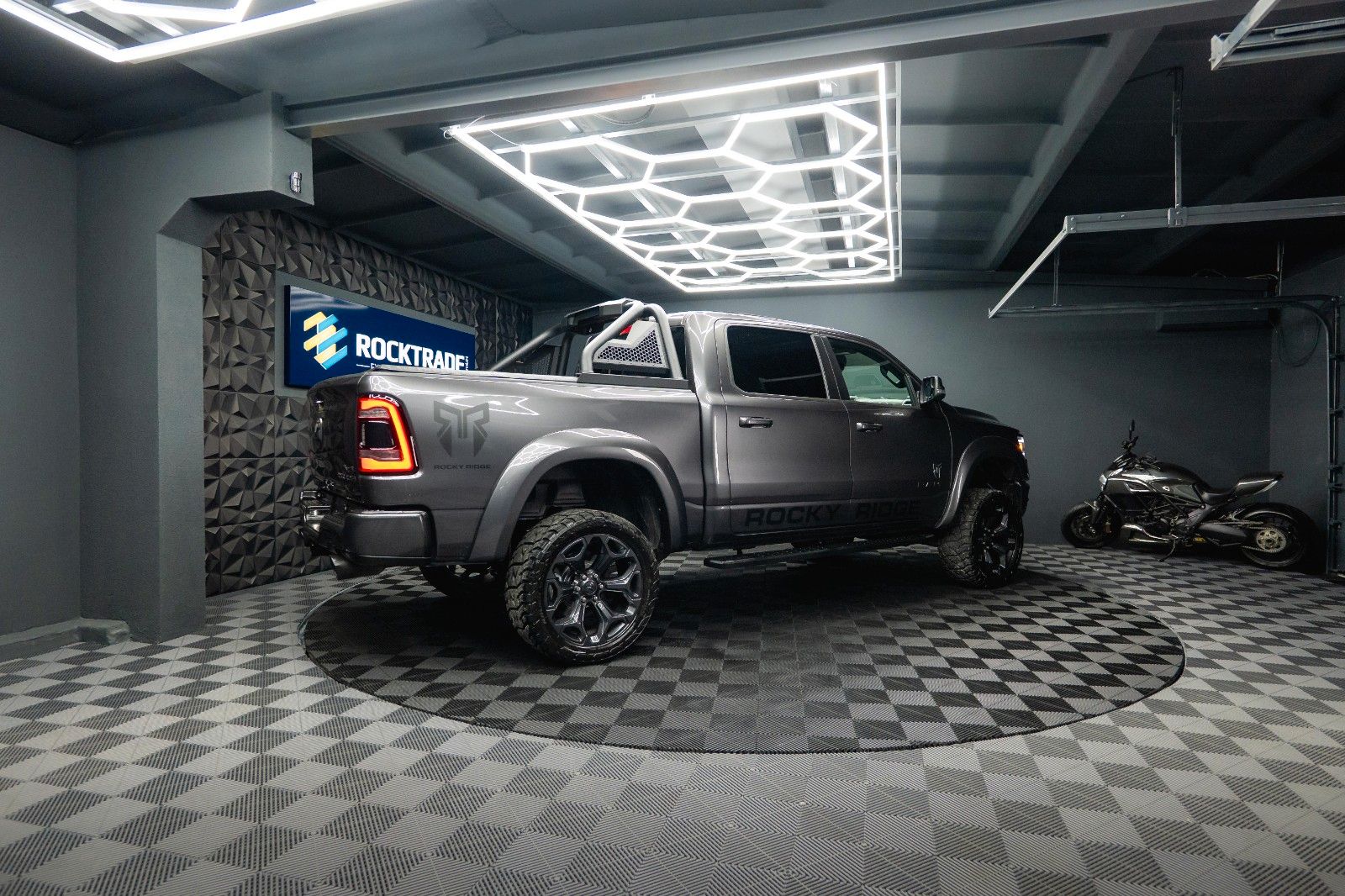 Fahrzeugabbildung Dodge RAM 5.7 V8 HEMI 4x4 ROCKY RIDGE OFFROAD Pano 19%